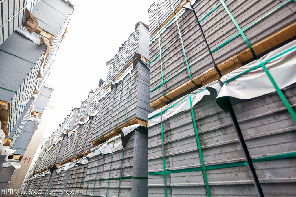 混凝土砌块房屋建筑工厂附近的堆栈——连接生产与市场的关键枢纽